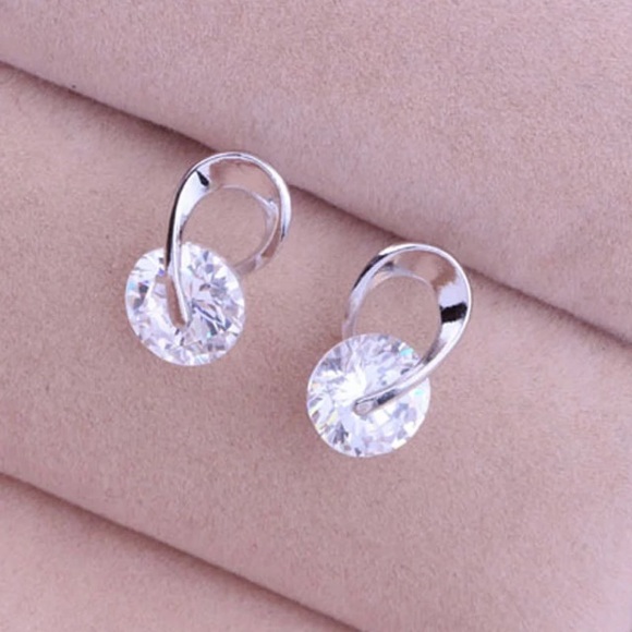 NEW!💙💎ADORABLE LITTLE CZ SWIRL STUDS!💎💙SILVERY - Picture 7 of 8